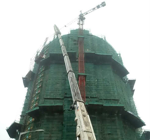 铜梁吊车在工地上作业
